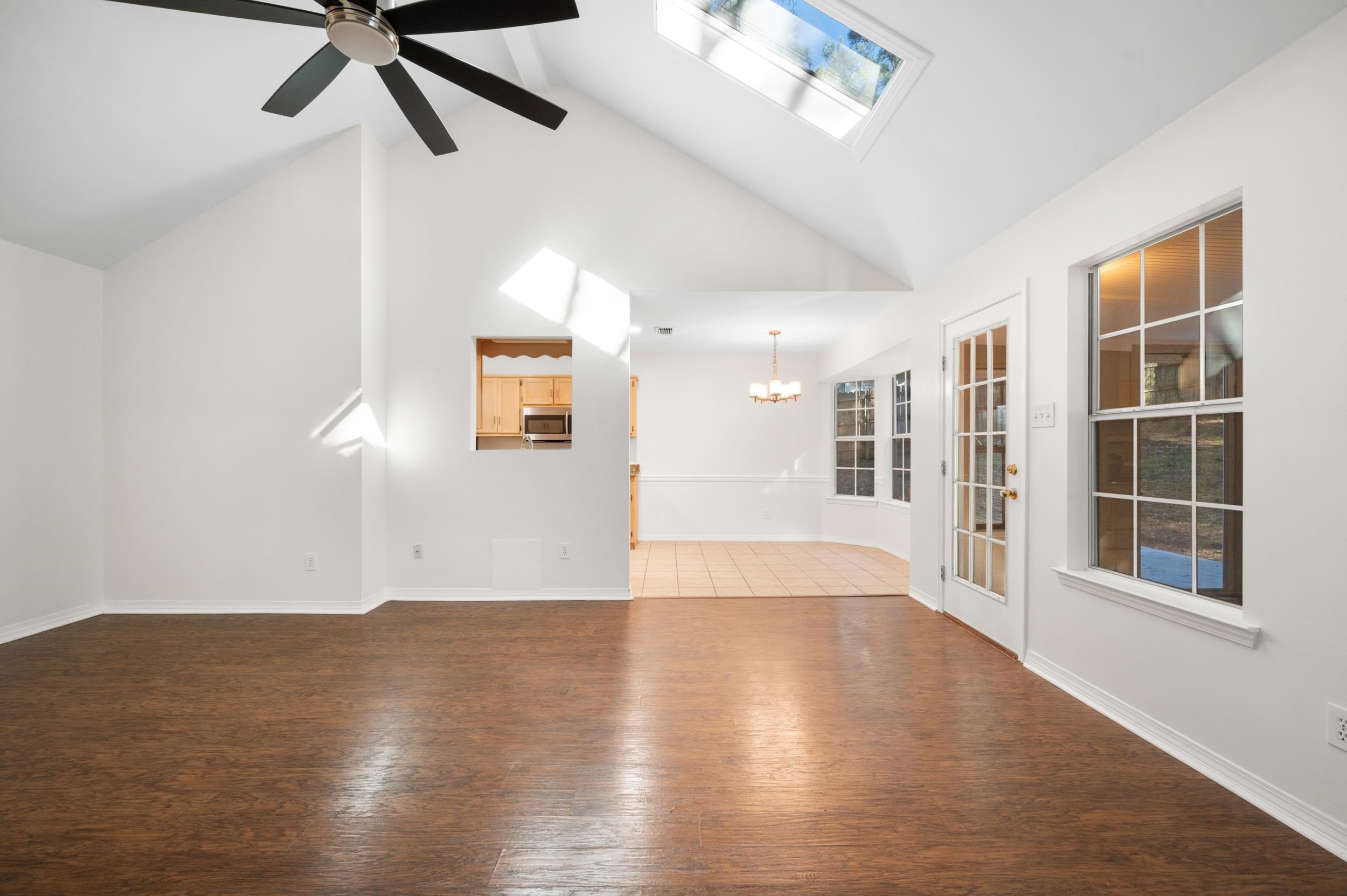 136 Donna Circle Daphne, AL 36526 - Photo 9 of 28 Living Room