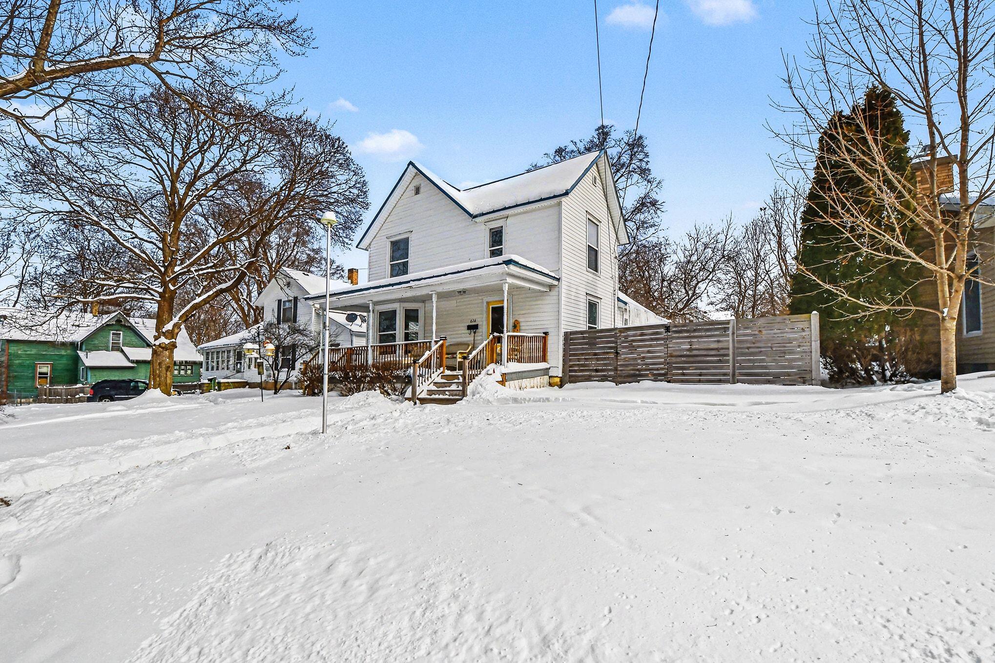 616 South Broas Street Belding, MI 48809 - Photo 3 of 24 003_file_1184