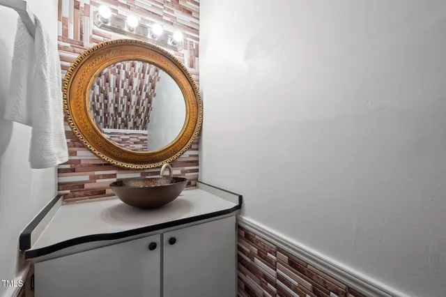 a room with a washing machine