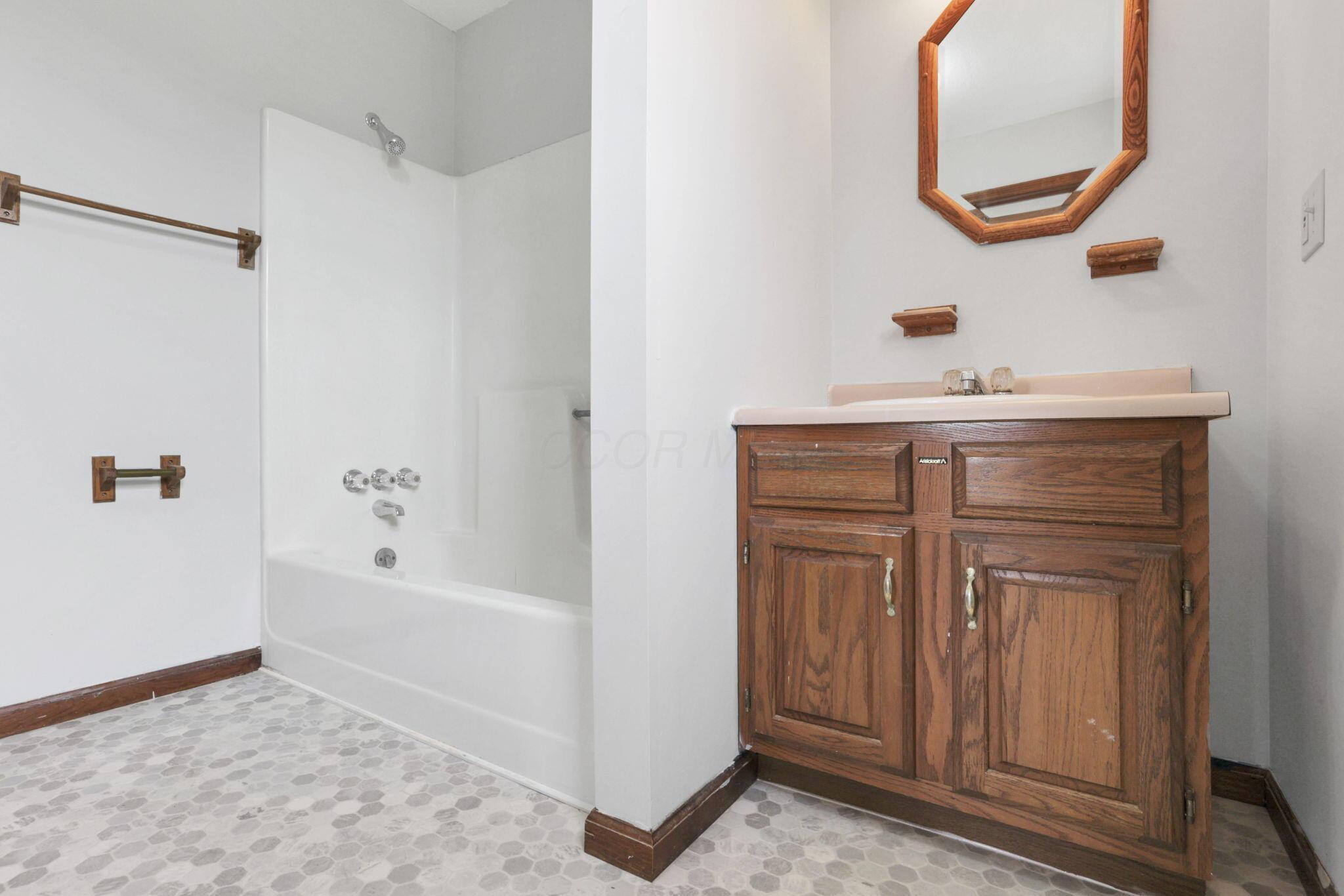 9416 Baker Road Stoutsville, OH 43154 - Photo 15 of 52 Ensuite