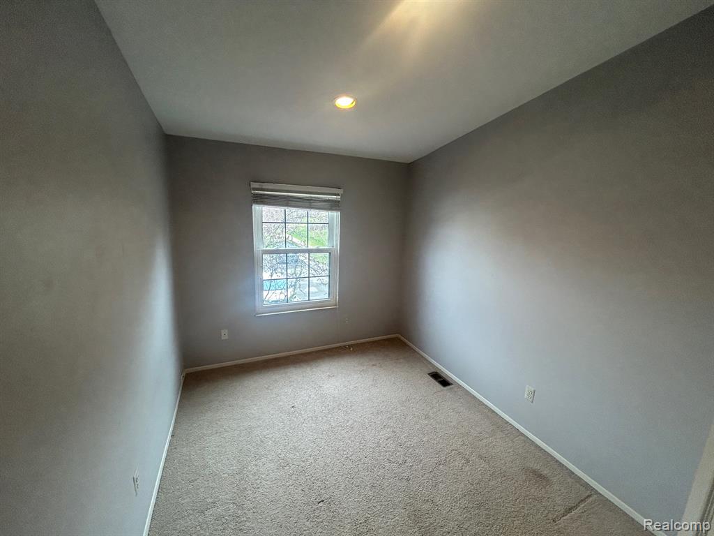 31164 Country Way Farmington Hills, MI 48331 - Photo 17 of 33