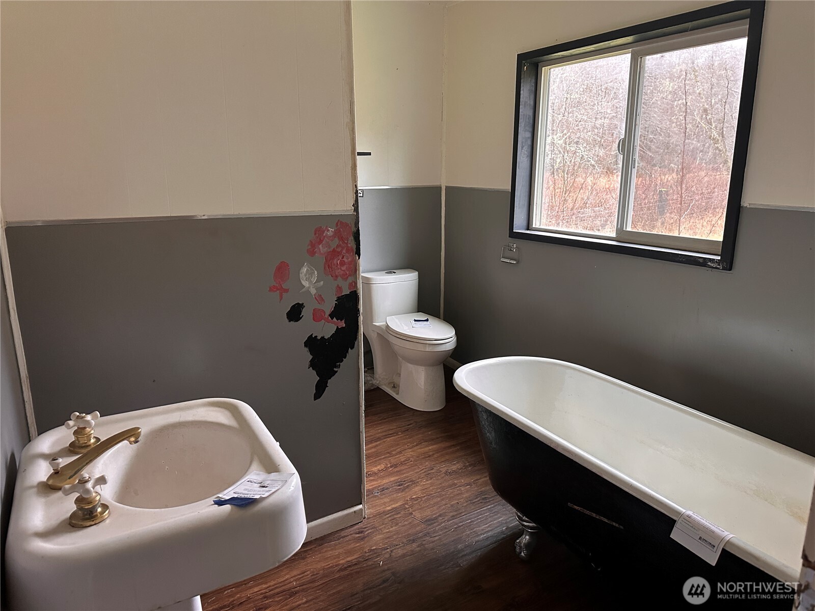 310 Butte Creek Road Raymond, WA 98577 - Photo 13 of 25 a bathroom with a toilet and a sink