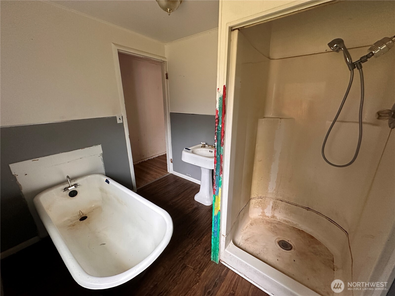 310 Butte Creek Road Raymond, WA 98577 - Photo 14 of 25 a bathroom with a sink and shower