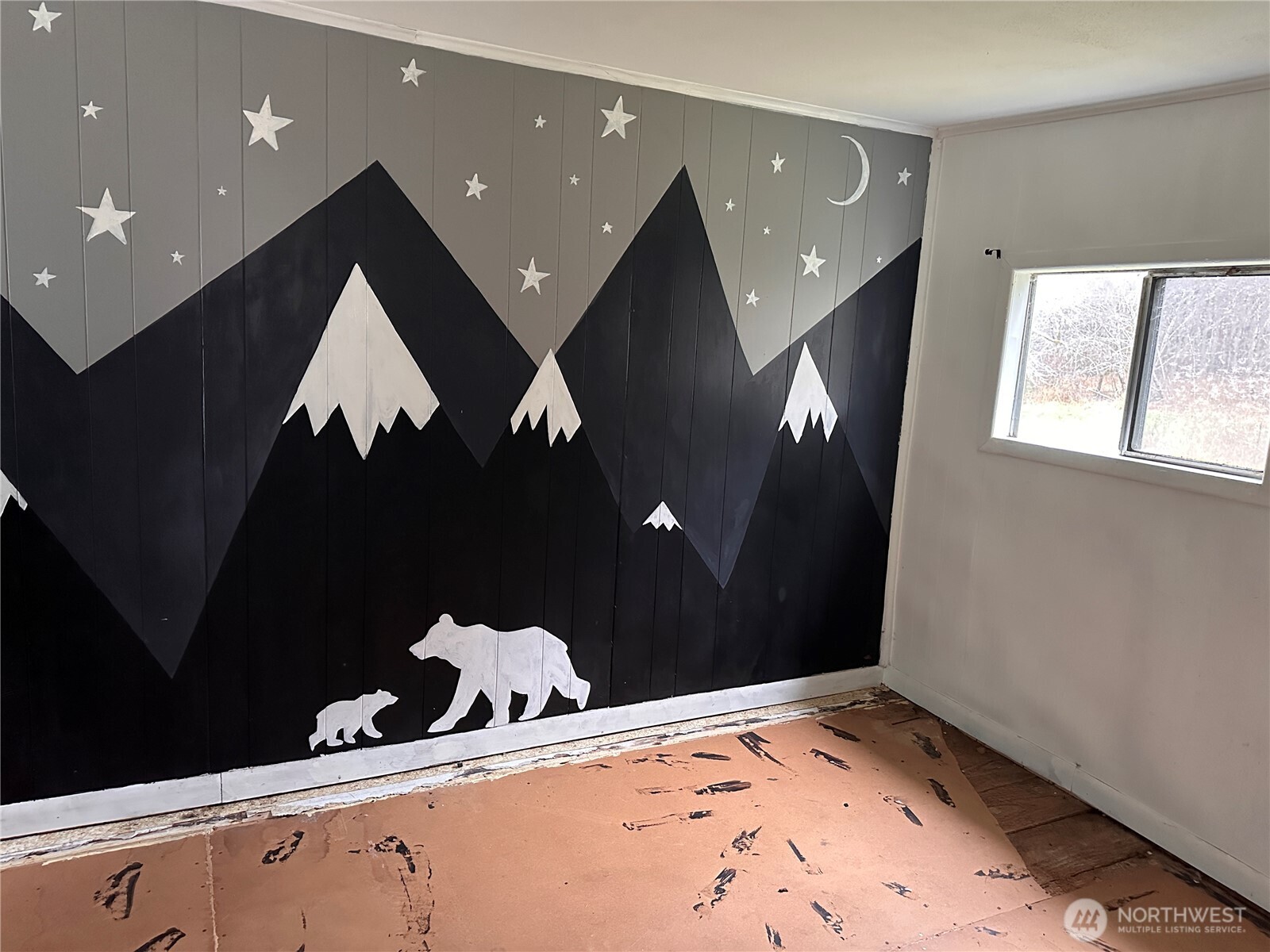 310 Butte Creek Road Raymond, WA 98577 - Photo 18 of 25 a bed room with a bed