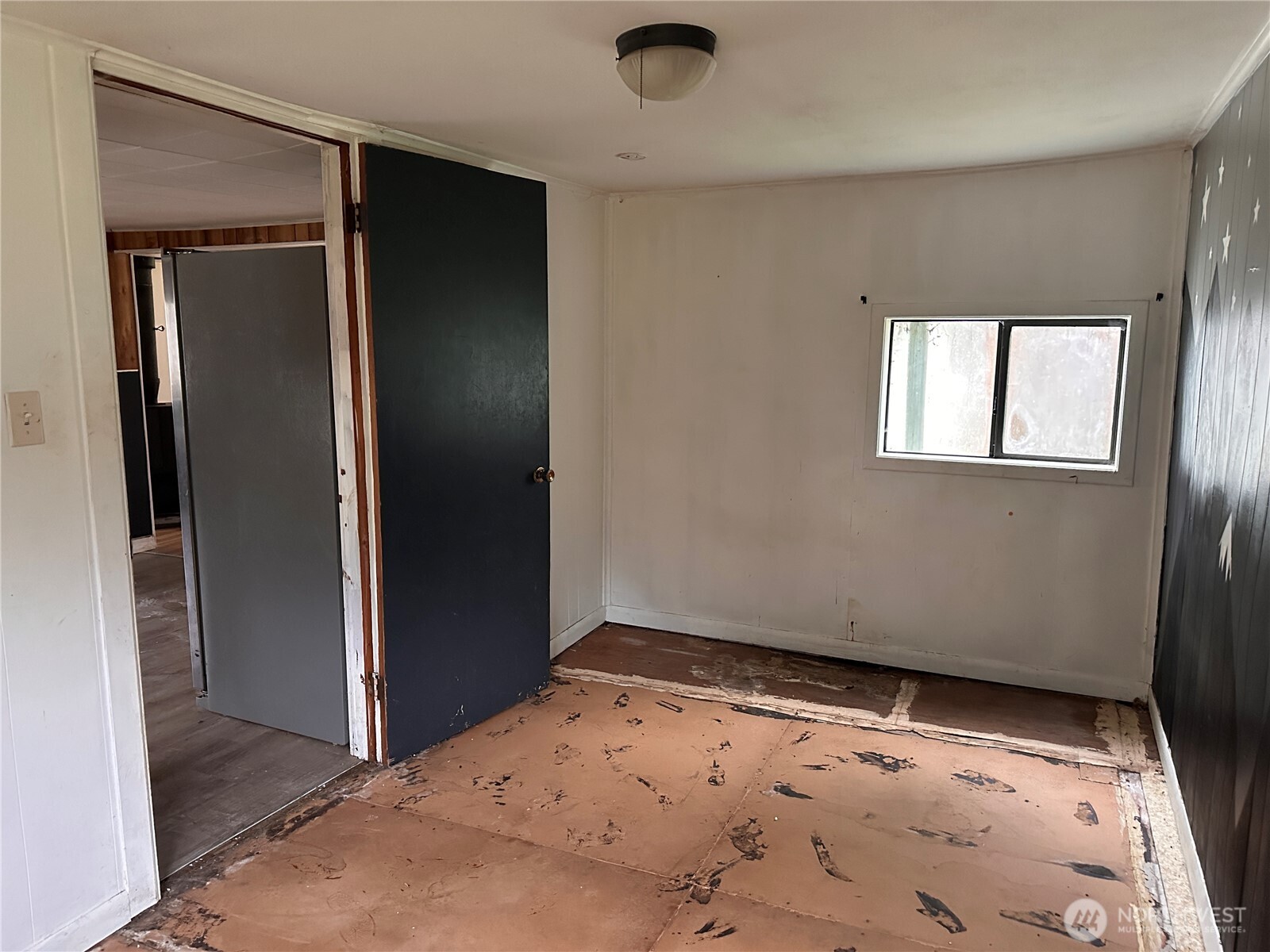 310 Butte Creek Road Raymond, WA 98577 - Photo 19 of 25 an empty room with windows