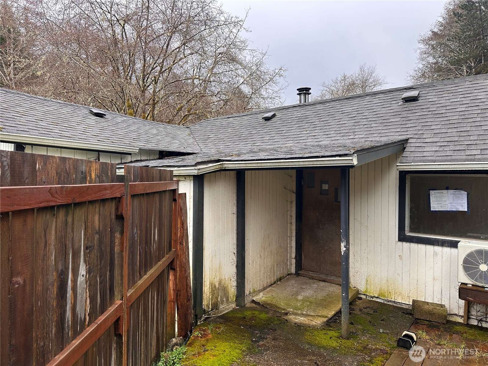 310 Butte Creek Road Raymond, WA 98577 - Photo 3 of 25 a backyard of a house