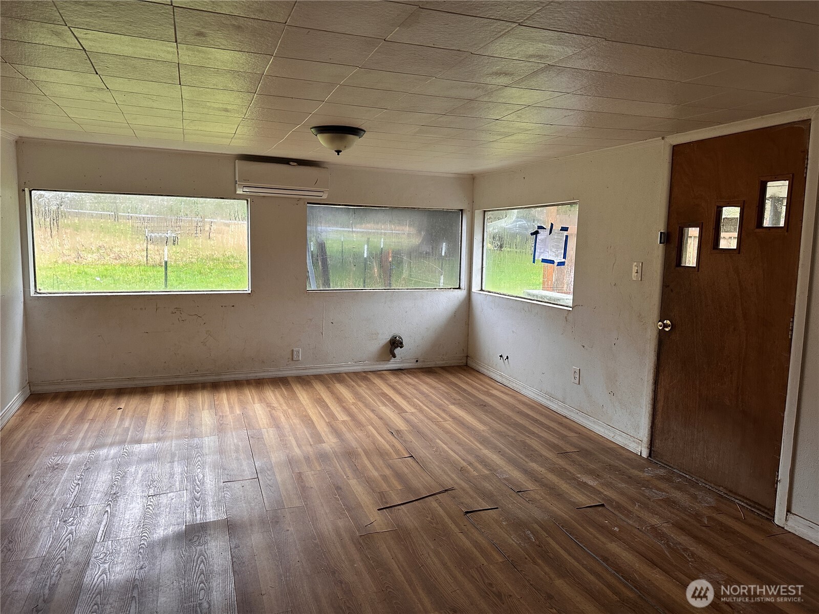 310 Butte Creek Road Raymond, WA 98577 - Photo 5 of 25 a view of empty room with wooden floor and fan
