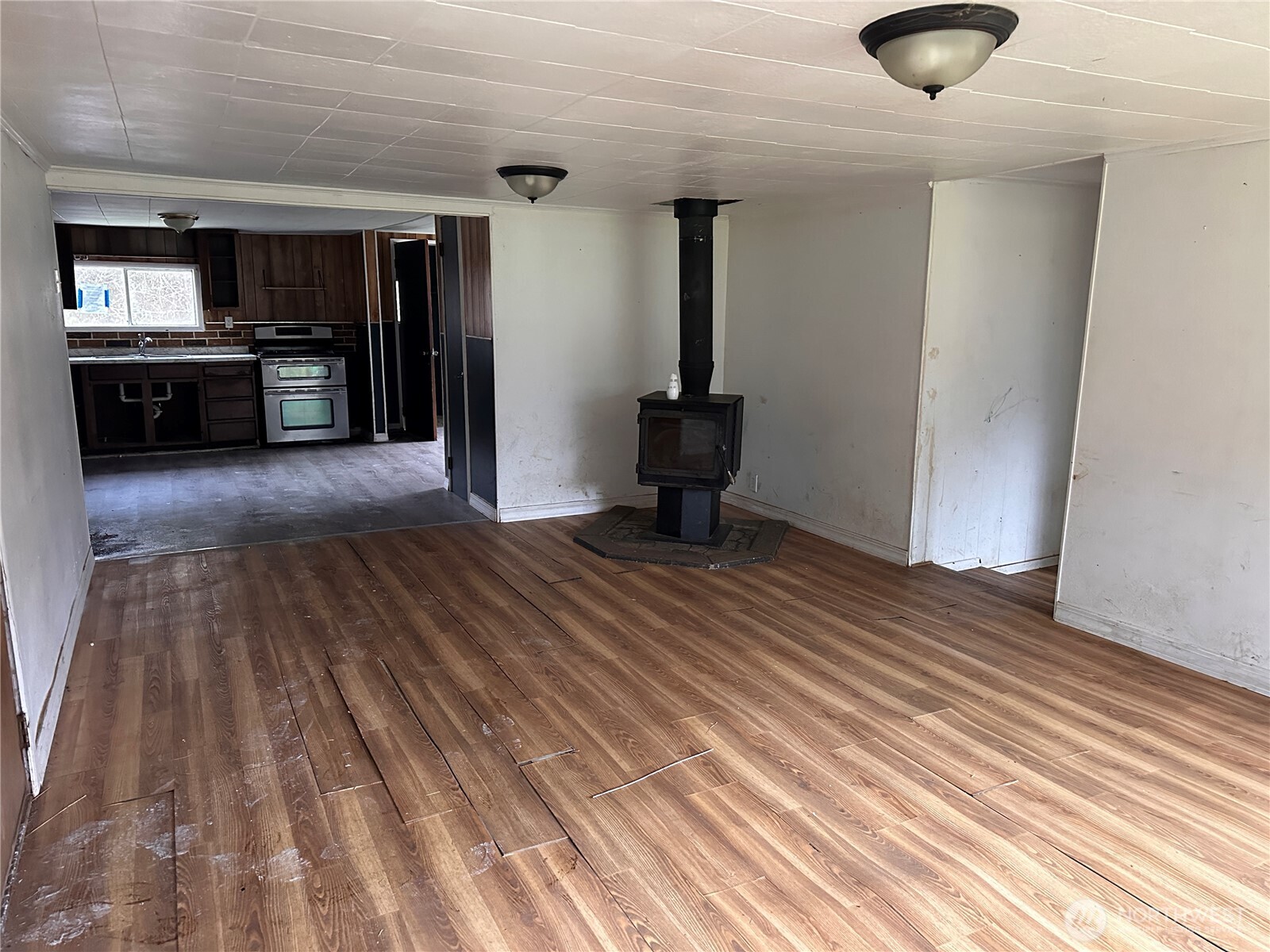 310 Butte Creek Road Raymond, WA 98577 - Photo 6 of 25 a view of kitchen and living room