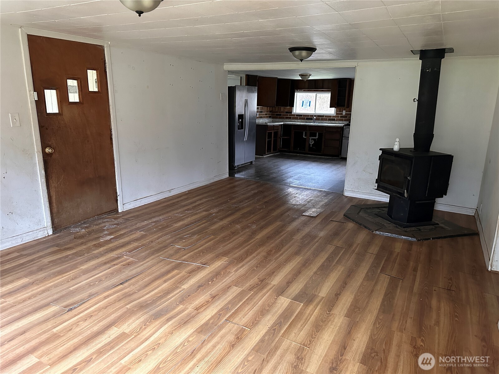 310 Butte Creek Road Raymond, WA 98577 - Photo 7 of 25 a view of livingroom with furniture and wooden floor