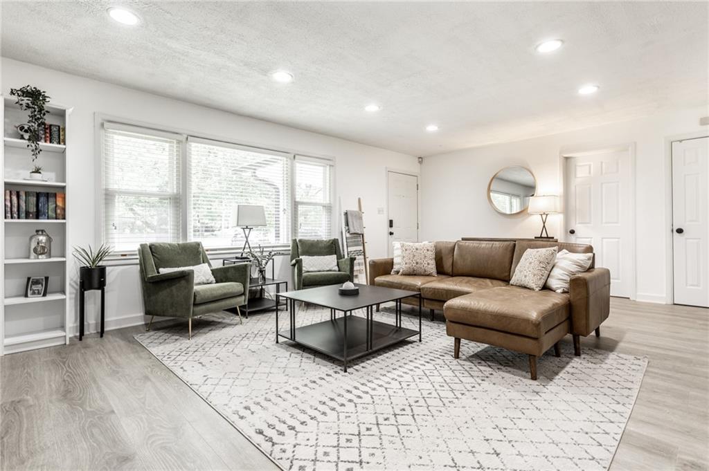 7604 Spring Mill Road Indianapolis, IN 46260 - Photo 5 of 35 Gallery Image 5