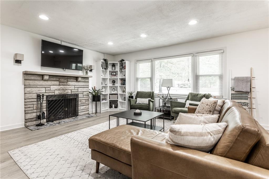 7604 Spring Mill Road Indianapolis, IN 46260 - Photo 6 of 35 Gallery Image 6