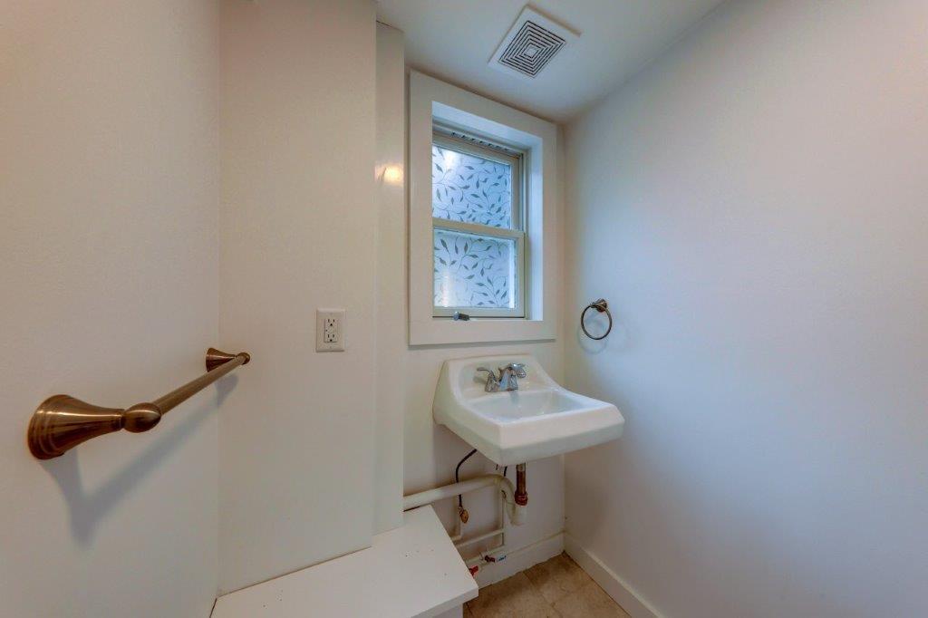 313 Main Street Wellfleet, MA 02667 - Photo 24 of 32 Bath