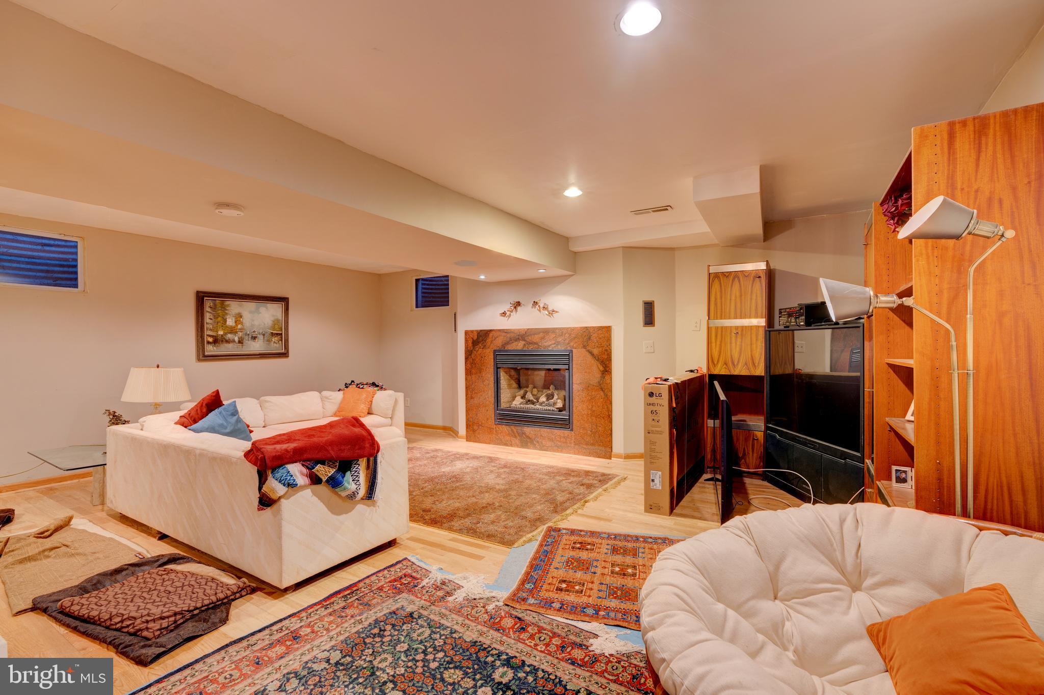 2020 Hunter Mill Road Vienna, VA 22181 - Photo 16 of 25 Gallery Image 16