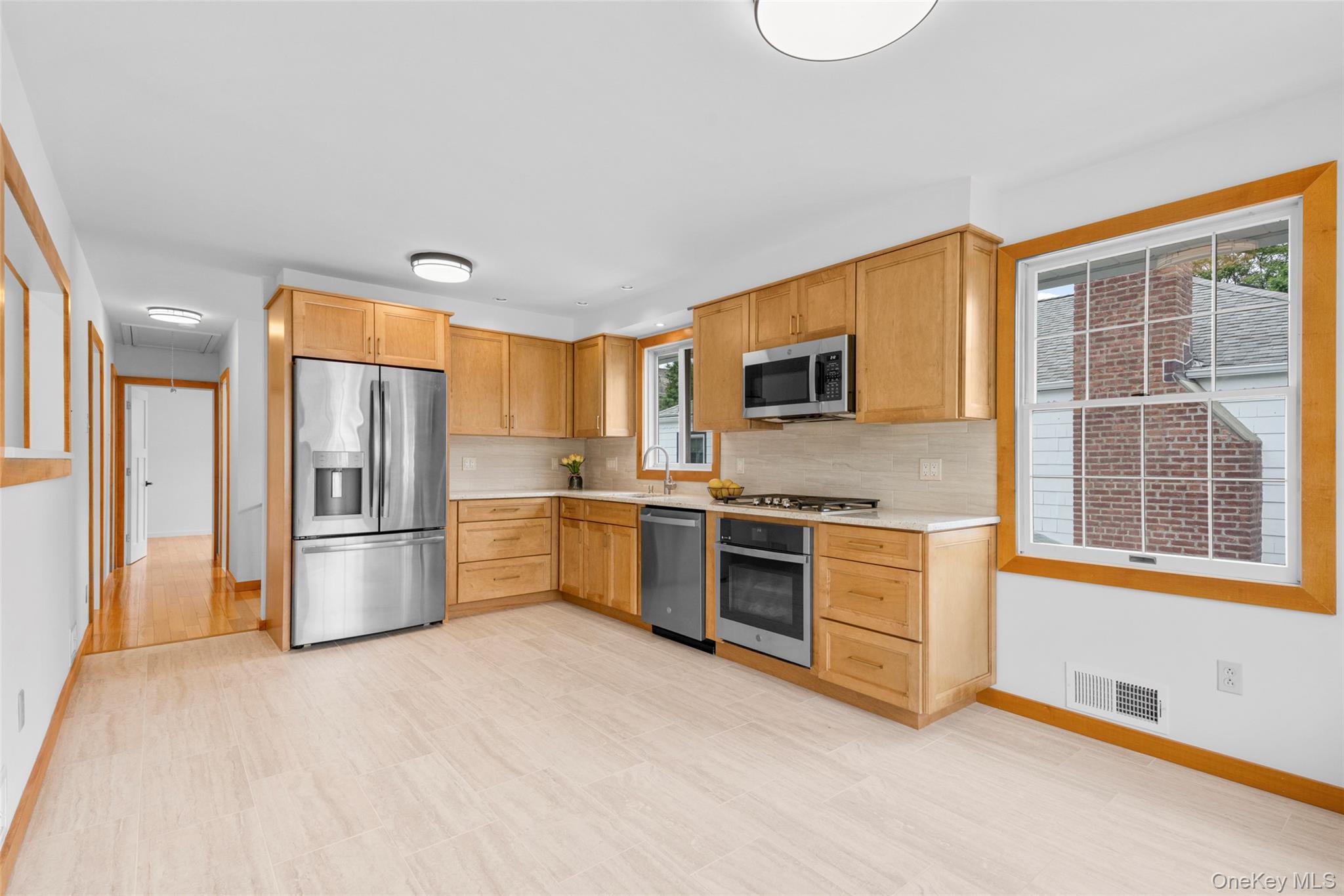 14 Ridgeland Terrace Rye, NY 10580 - Photo 4 of 37 Modern eat-in kitchen flooded with sunlight
