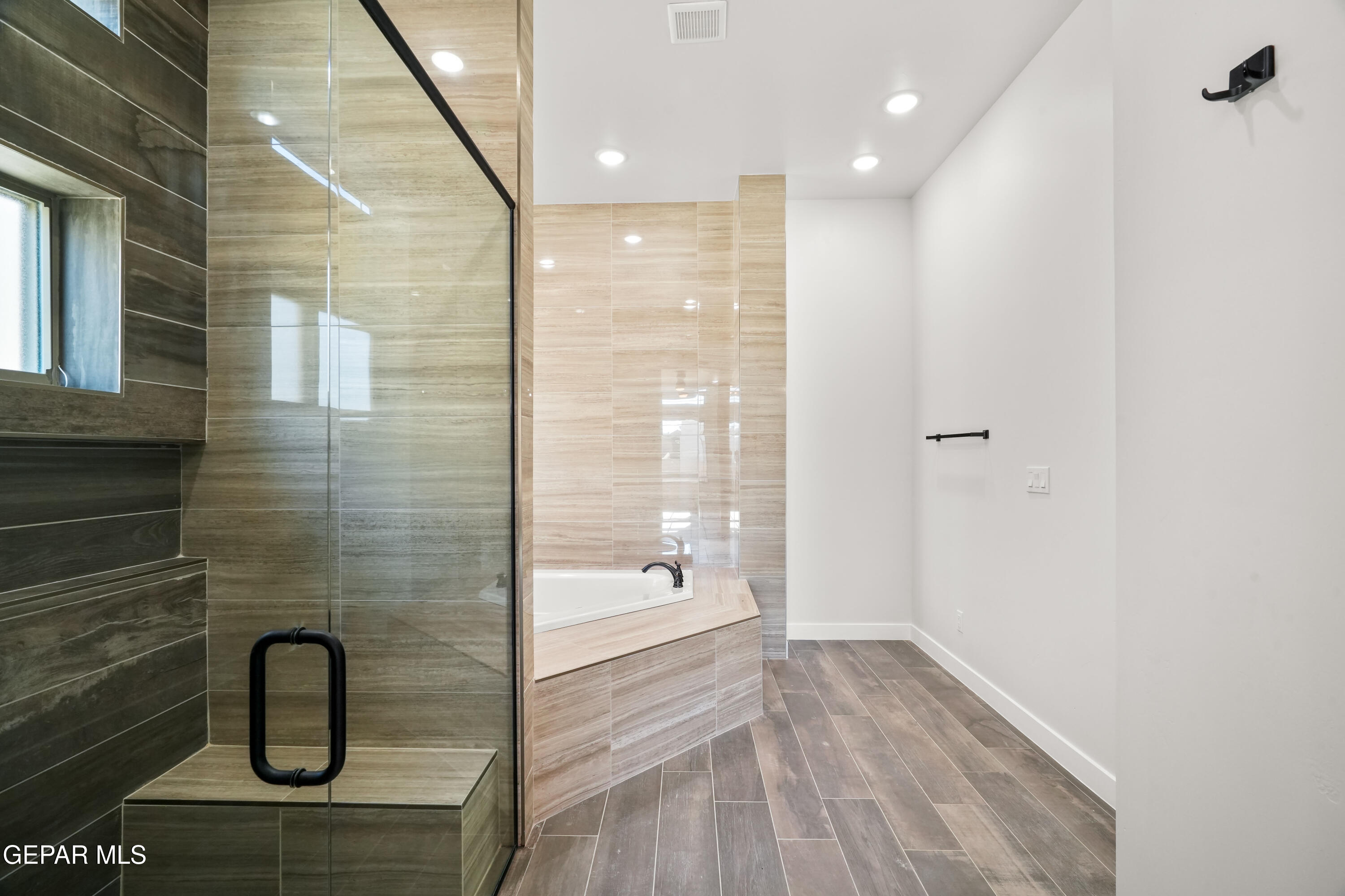 360 Rio De Jazmin Circle El Paso, TX 79932 - Photo 31 of 66 a bathroom with a bathtub and shower