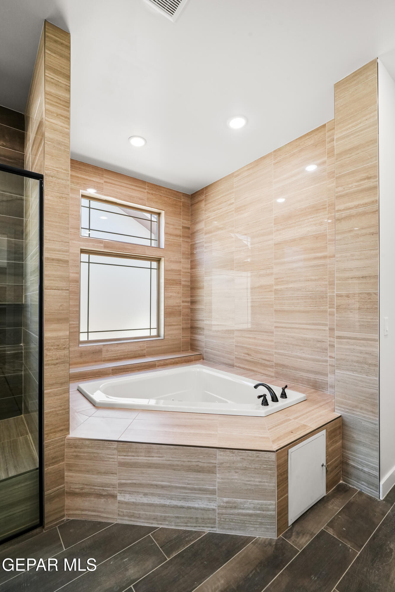 360 Rio De Jazmin Circle El Paso, TX 79932 - Photo 32 of 66 a view of bathroom with bathtub and window
