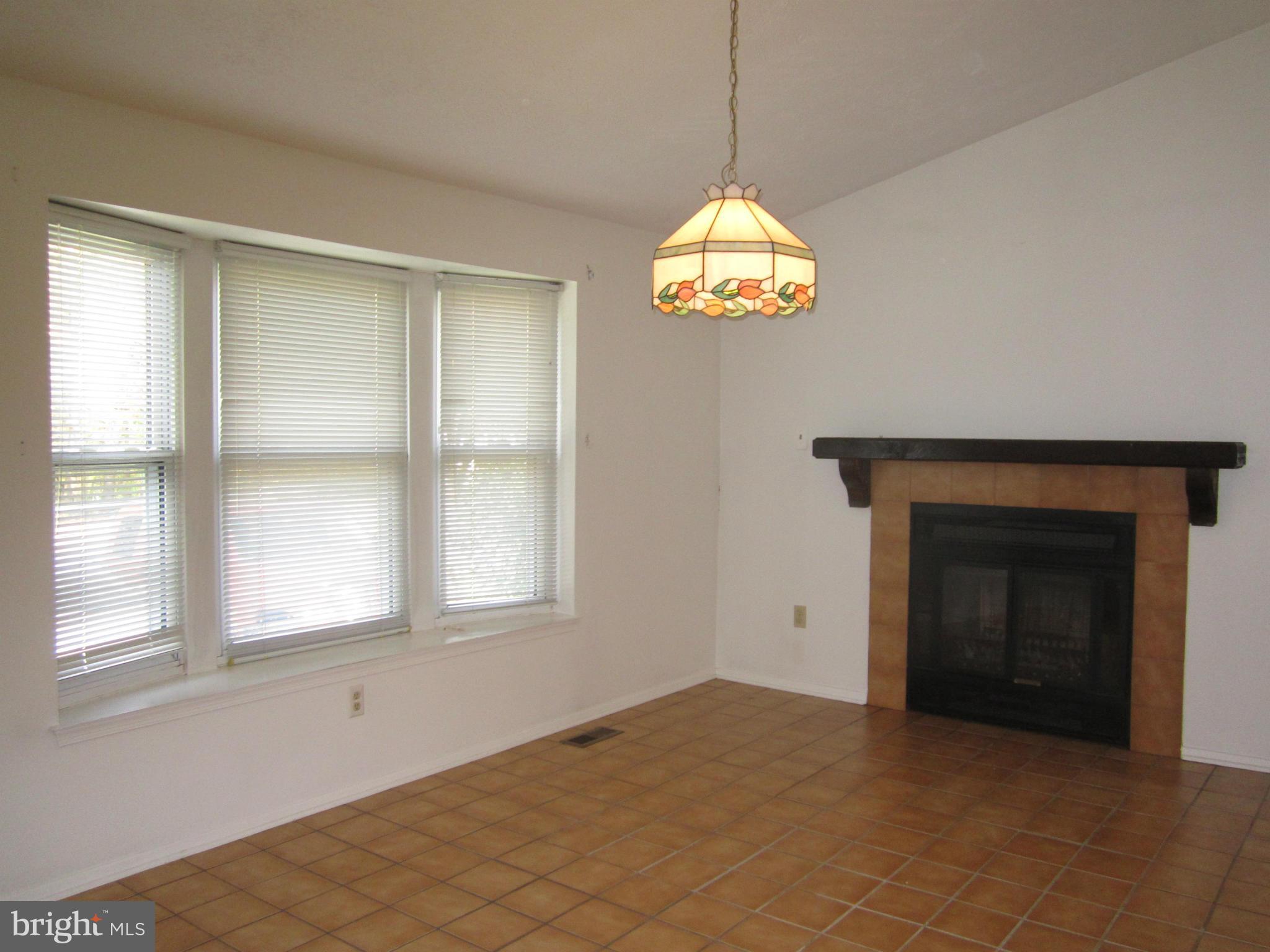 9415 Gunview Road Baltimore, MD 21236 - Photo 3 of 24 Family Room