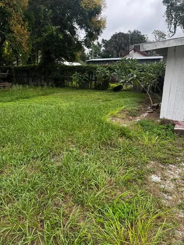 a view of yard with green space