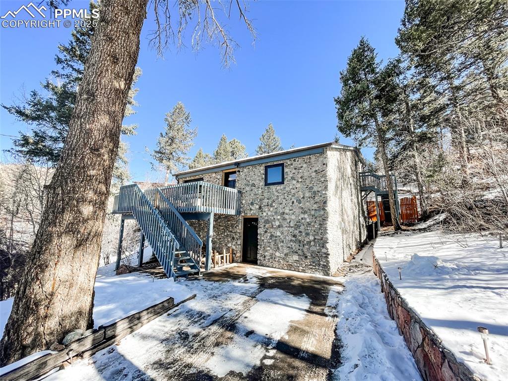 a view of a house with backyard