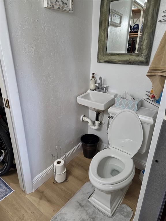 7 Dunoon Place, Unit 309 Dunedin, FL 34698 - Photo 23 of 25 a bathroom with a toilet a sink and a mirror