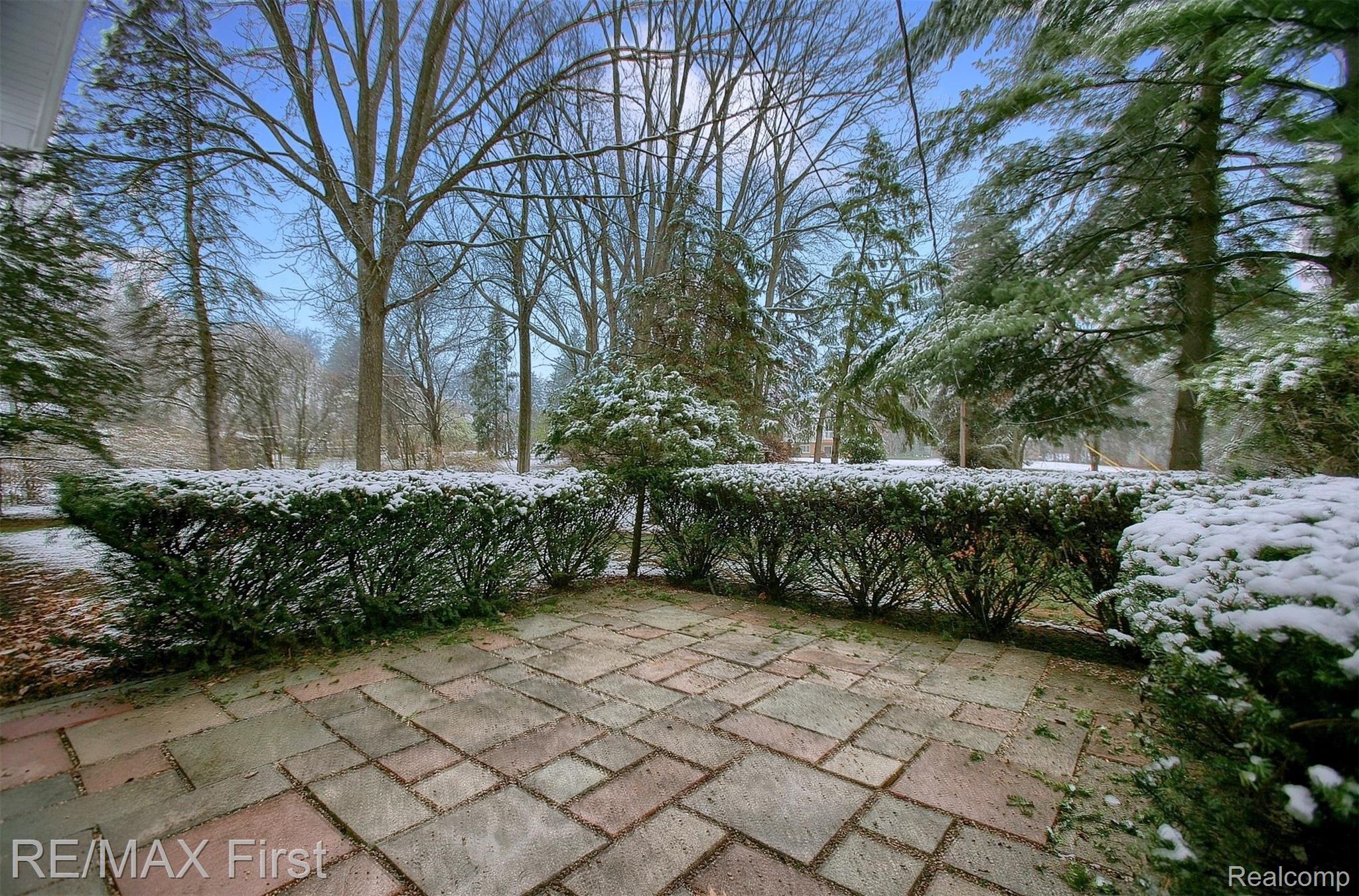 6840 Dublin Fair Road Troy, MI 48098 - Photo 27 of 29 28-Patio.jpg
