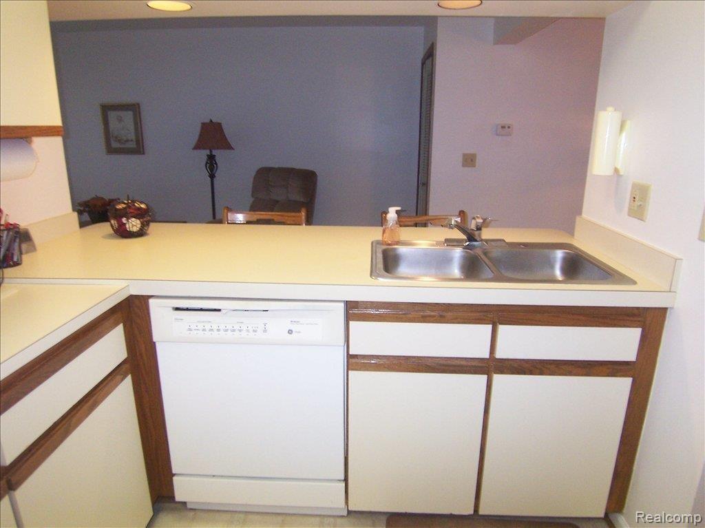 1553 Meadowside Drive, Unit 182 Rochester, MI 48307 - Photo 7 of 25 Kit w/newer DW