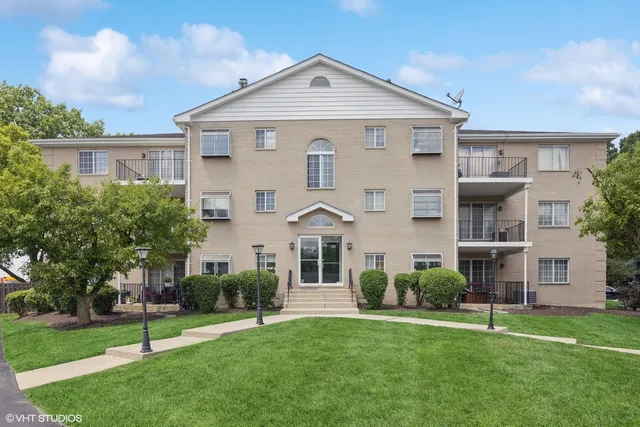 $220,000 | 1258 Chalet Road, Unit 304, Naperville, IL 60563