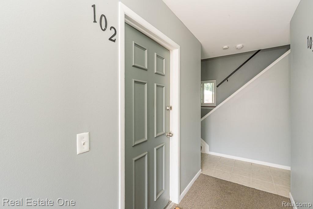 1097 Tienken Court Rochester Hills, MI 48306 - Photo 4 of 27