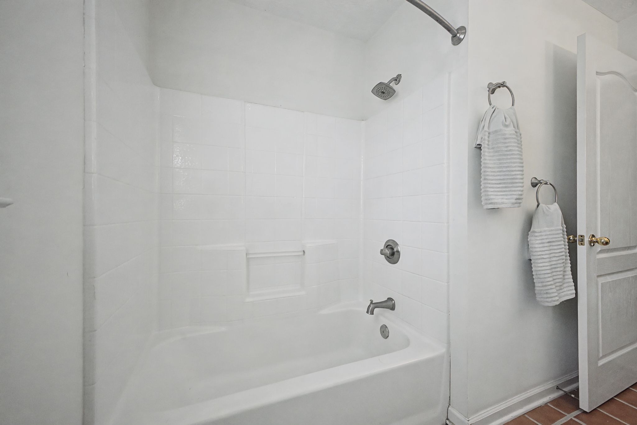 1081 Ridgecrest Drive Kingston Springs, TN 37082 - Photo 28 of 49 a bathroom with a bathtub