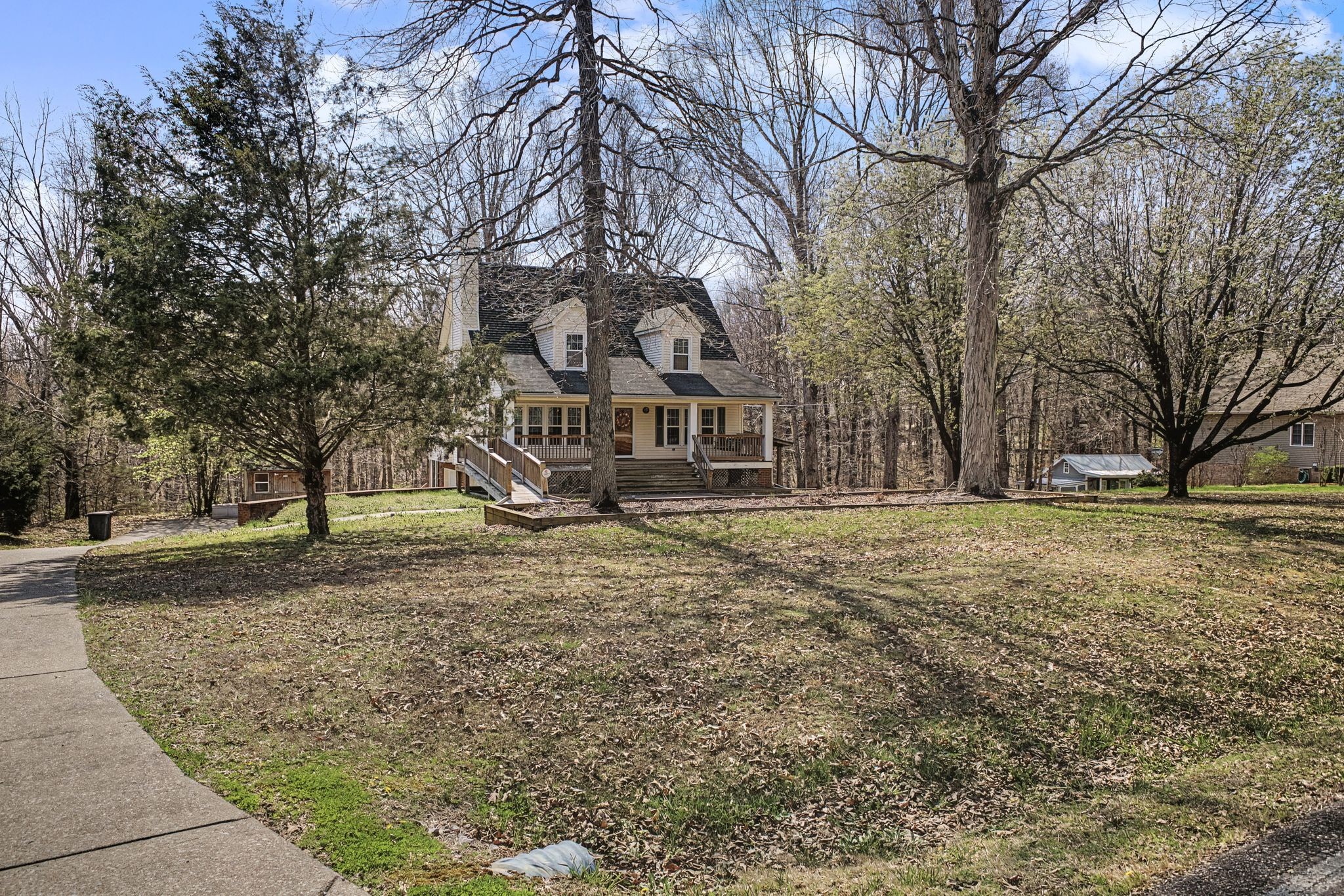 1081 Ridgecrest Drive Kingston Springs, TN 37082 - Photo 4 of 49 a front view of a house with a yard