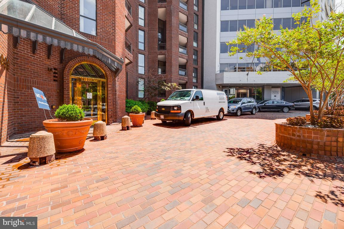 1099 22nd Street Northwest, Unit 304 Washington, DC 20037 - Photo 2 of 44 Turnabout in front of building