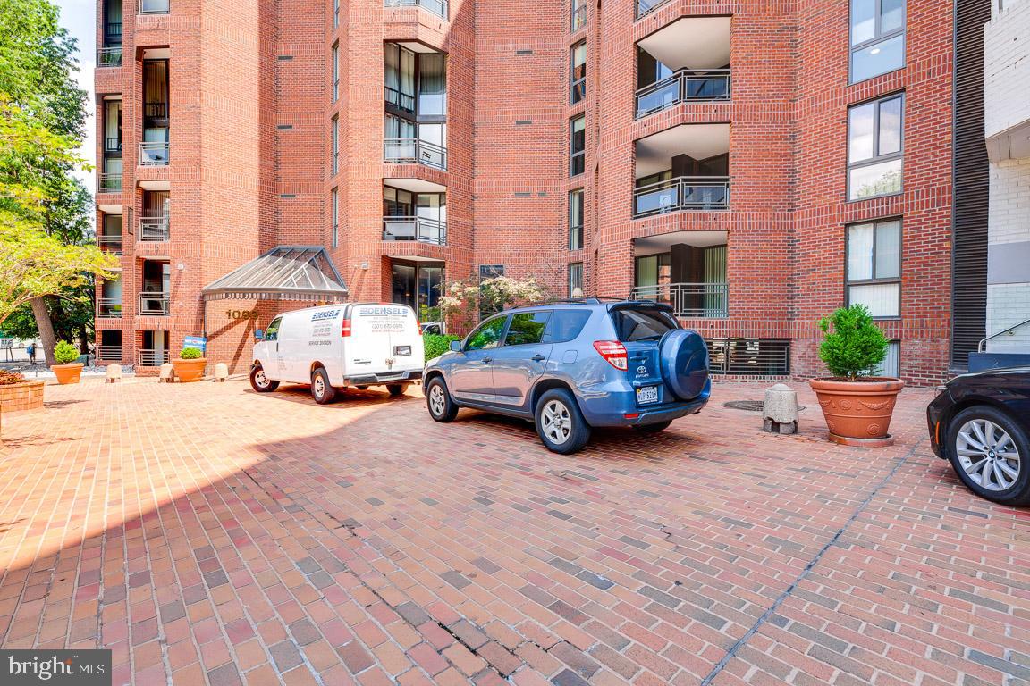 1099 22nd Street Northwest, Unit 304 Washington, DC 20037 - Photo 3 of 44 Turnabout in front of building.