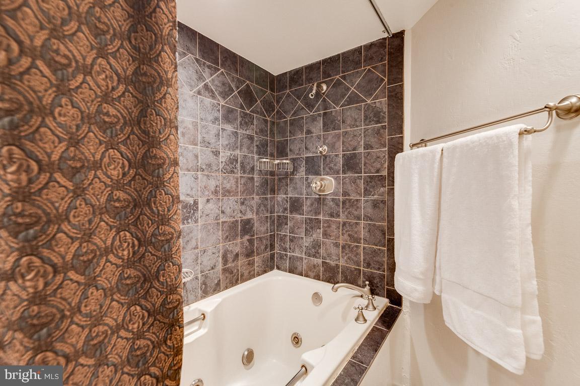 1099 22nd Street Northwest, Unit 304 Washington, DC 20037 - Photo 32 of 44 Soaking tub in Master