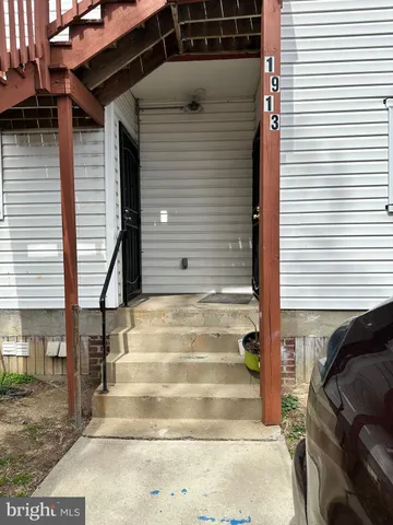 a view of entryway with a front door