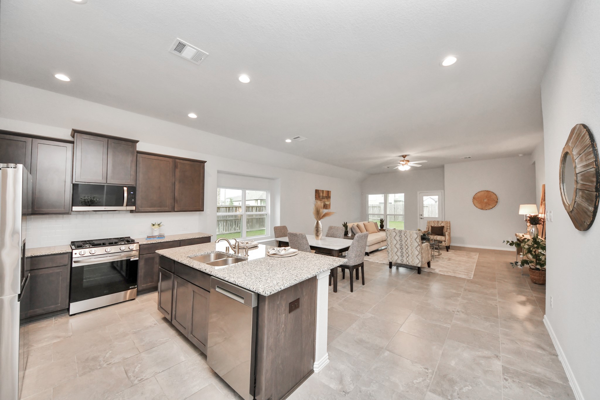 101 Bayou Bend Angleton, TX 77515 - Photo 5 of 25