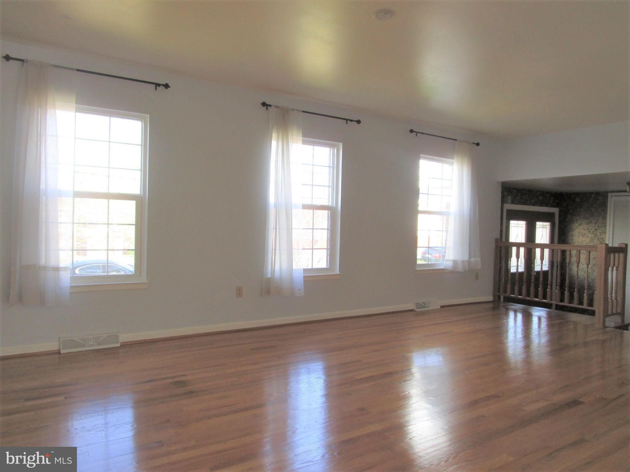 13304 Fort Washington Road Fort Washington, MD 20744 - Photo 6 of 26 Living Room