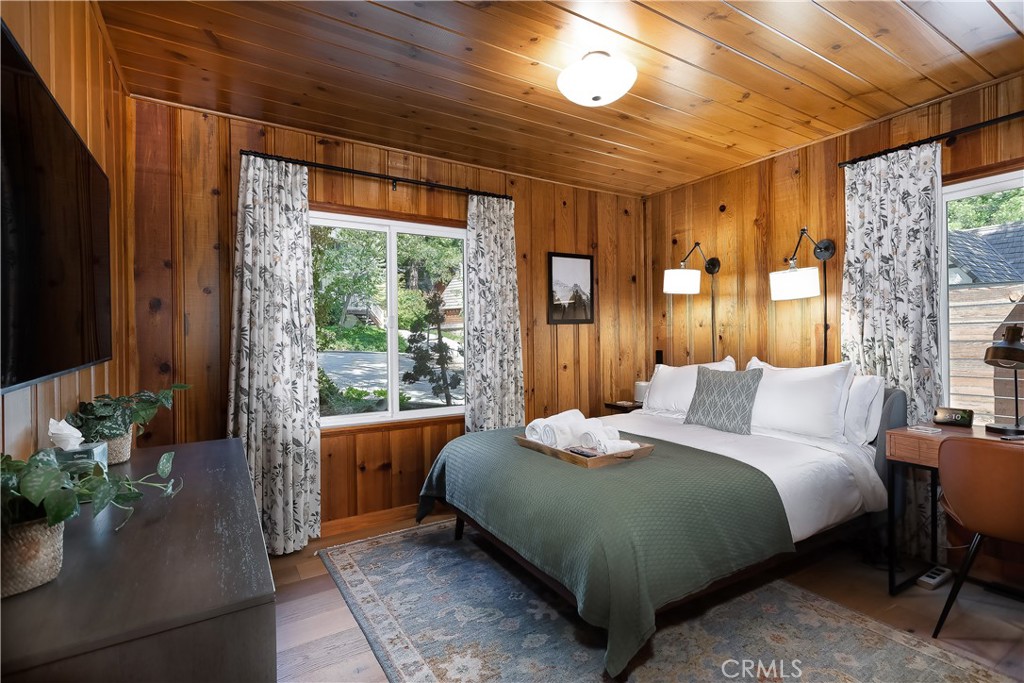 148 Bret Harte Road Lake Arrowhead, CA 92352 - Photo 5 of 23 a bedroom with a bed and a window