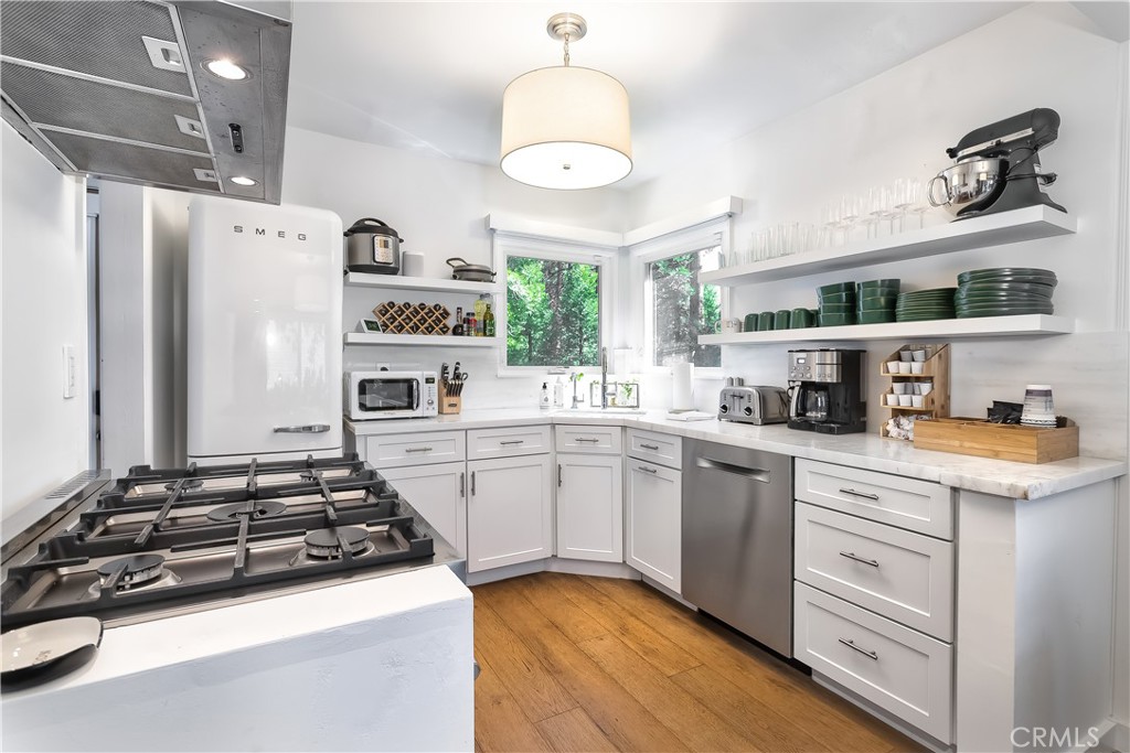 148 Bret Harte Road Lake Arrowhead, CA 92352 - Photo 6 of 23 a kitchen with a stove a sink and a refrigerator