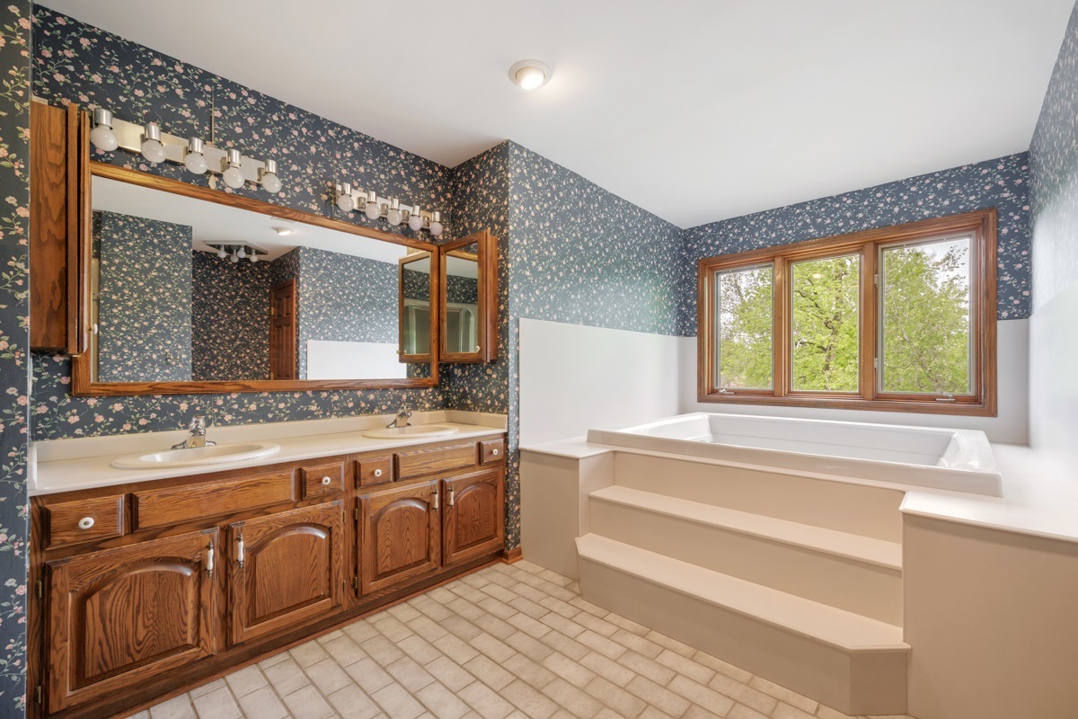 8N258 Brierwood Road Elgin, IL 60124 - Photo 21 of 43