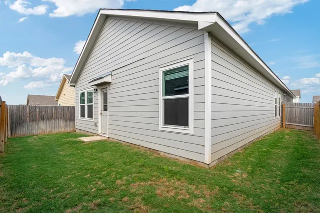 a view of a house with backyard