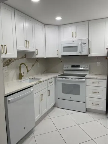 $2,800 | 930 Normandy Trail, Delray Beach, FL 33484