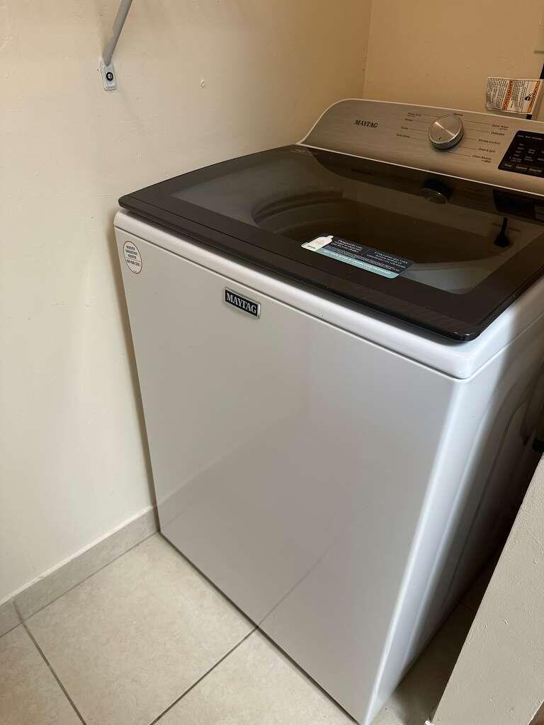 1239 Southwest 46th Avenue, Unit 906 Pompano Beach, FL 33069 - Photo 14 of 23 a close view of stove