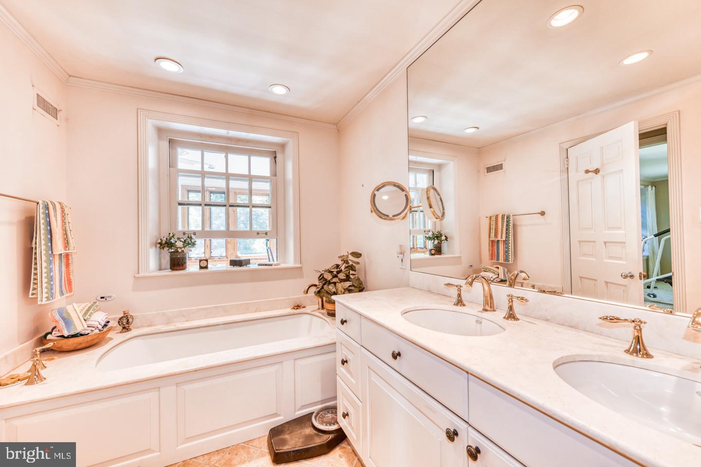 124 Cornwall Lane Wayne, PA 19087 - Photo 22 of 47 Main bathroom