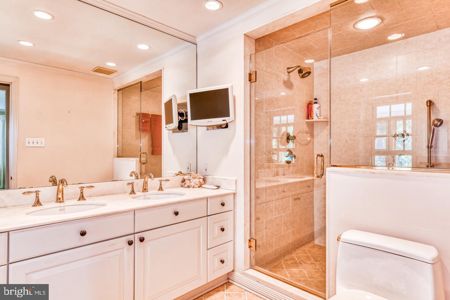 124 Cornwall Lane Wayne, PA 19087 - Photo 23 of 47 Main bathroom