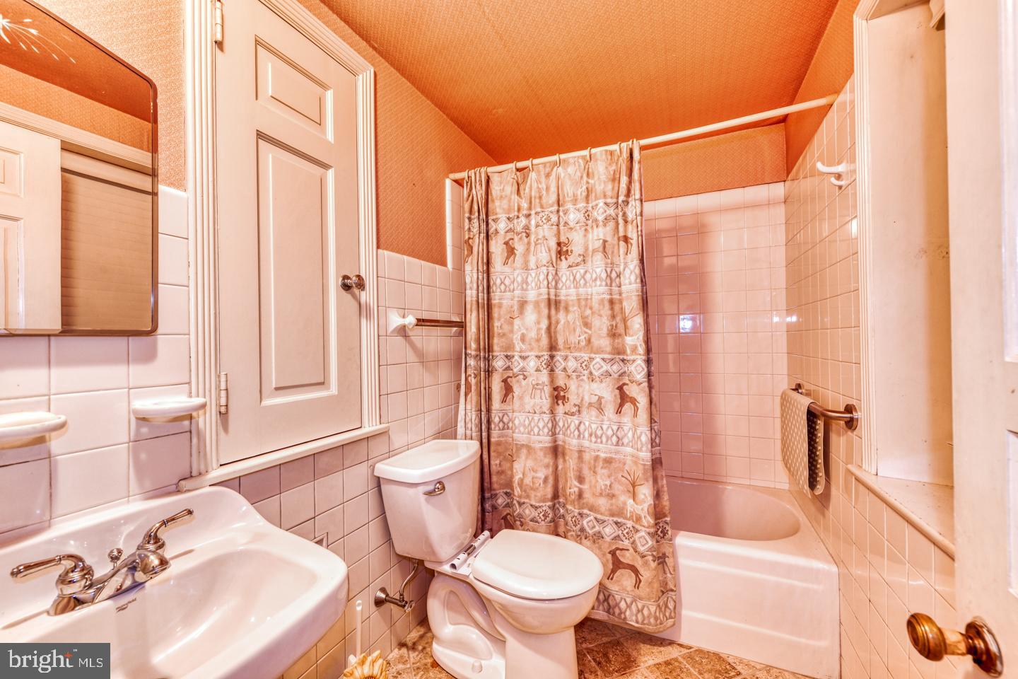 124 Cornwall Lane Wayne, PA 19087 - Photo 32 of 47 4th bathroom