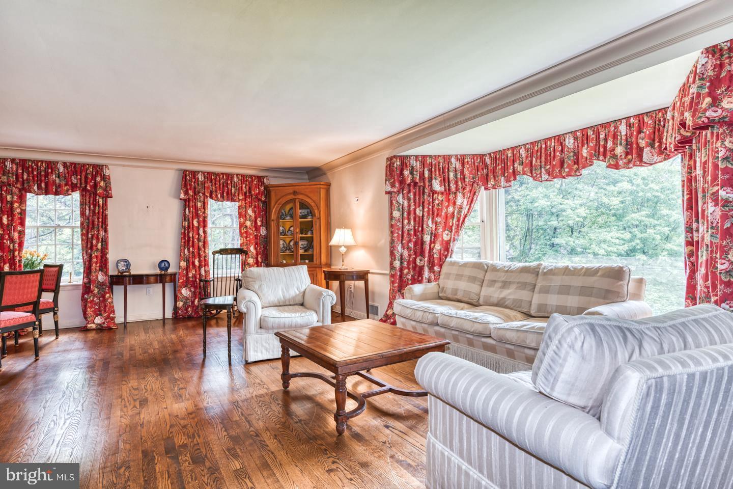 124 Cornwall Lane Wayne, PA 19087 - Photo 5 of 47 Living room