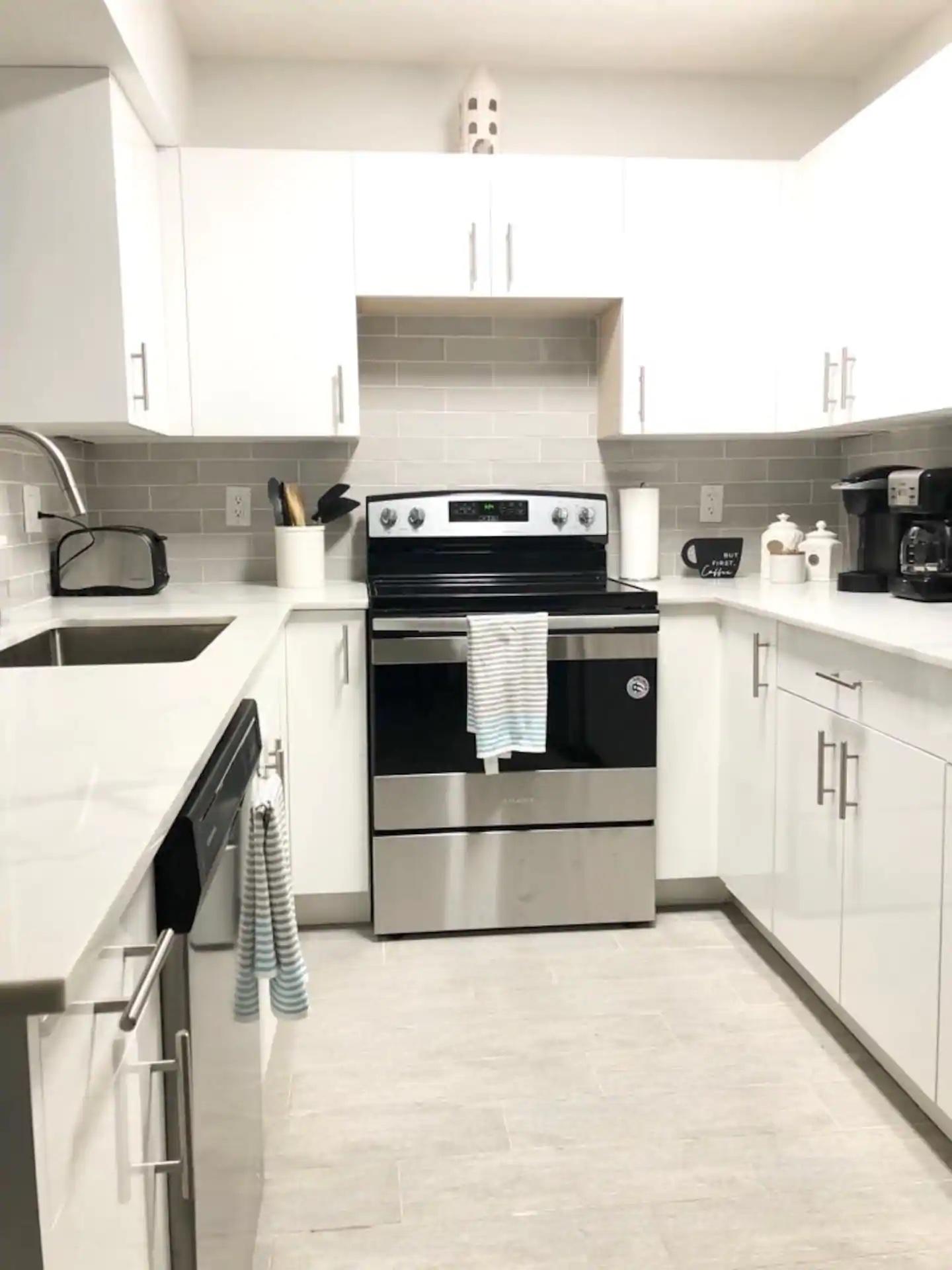 2638 Lake Drive, Unit 3 Riviera Beach, FL 33404 - Photo 4 of 17 ac91995a-65fa-4faa-8082-badf1eab5506.jpg