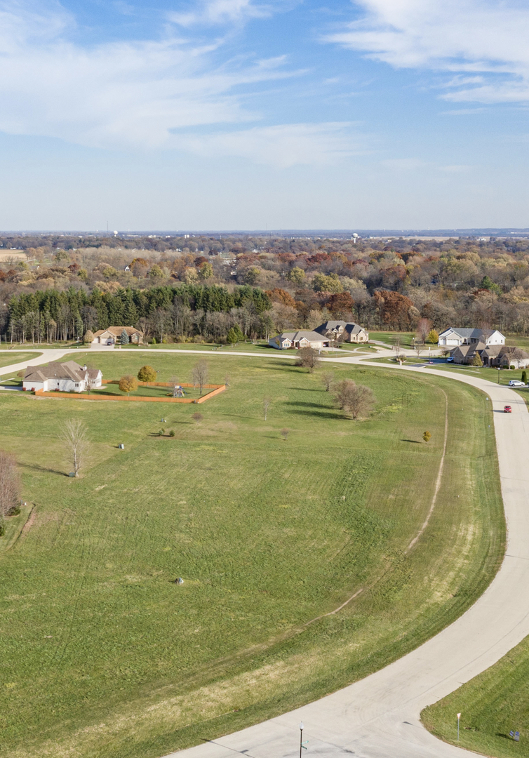 980 Prairie View Drive Somonauk, IL 60552 - Photo 4 of 7 a view of an ocean and mountain