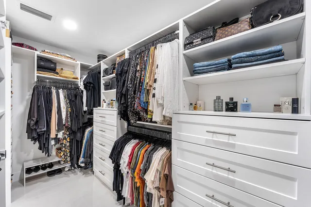 a view of a livingroom with furniture and a ceiling fan
