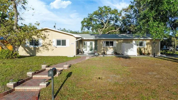 a view of a house with backyard and garden